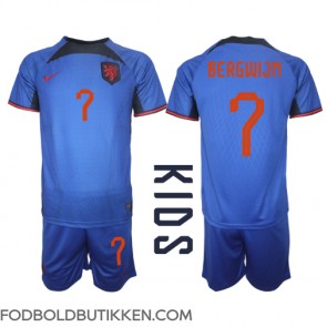 Holland Steven Bergwijn #7 Udebanetrøje Børn VM 2022 Kortærmet (+ Korte bukser)